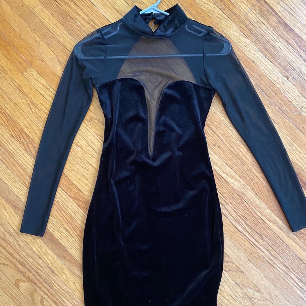 Black velvet backless dress!